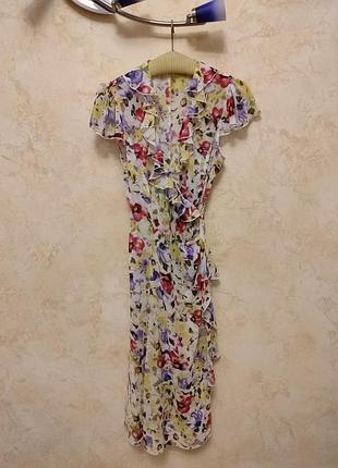 Красивое лёгкое платье на запах с флористичным принтом
