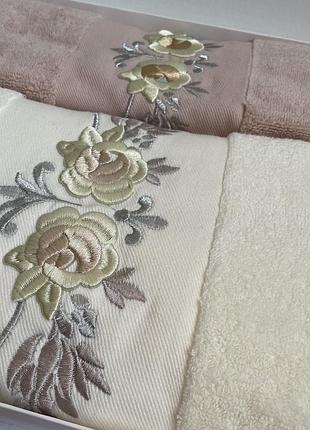 Набір рушників в подарунковій коробці3 фото