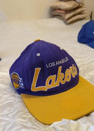 Кепка los angeles lakers mitchell &amp; ness nba фиолетовая and желтая la баскетбольная клуб спортивная1 фото