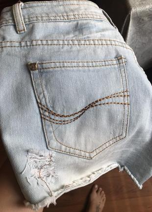 Светлые джинсовые шорты denim co с бусинками7 фото