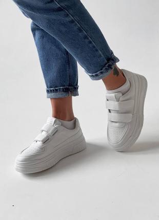 Белые базовые кроссовки из эко кожи на липучках