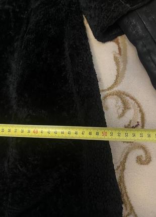 Элегантная женская мутоновая шуба с кожаными вставками7 фото