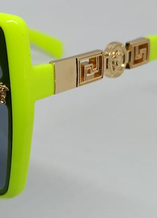 Очки в стиле versace стильные женские солнцезащитные ярко салатовые с золотым логотипом10 фото