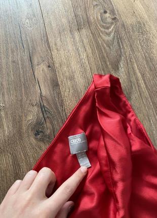 Красное атласное платье миди с драпировкой на одно плечо6 фото