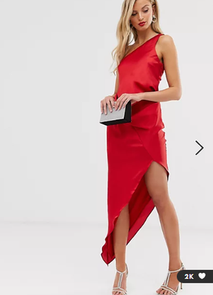 Красное атласное платье миди с драпировкой на одно плечо