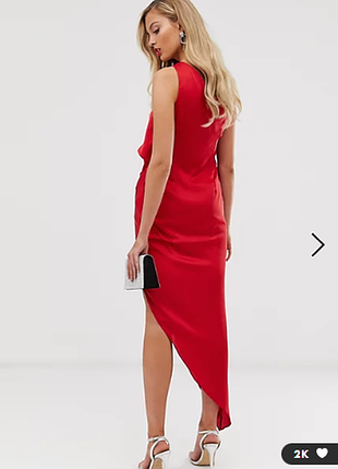 Красное атласное платье миди с драпировкой на одно плечо
