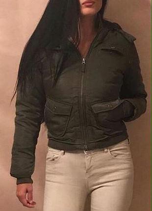 Теплая укороченая куртка с капюшоном, карманами