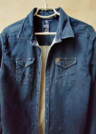 Стильная джинсовая рубашка -стрейч бренда refill