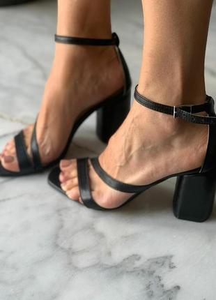 Очень красивые босоножки ручной работы