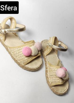 Босоножки на девочку эспадрильи бежевого цвета с бубонами от бренда sfera 28