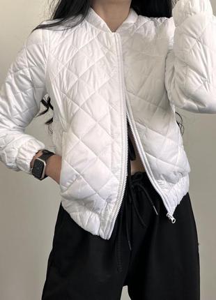 Курточка з плащівки на силіконі стьобана у ромб на блискавці бомбер куртка біла рожева бежева чорна трендова стильна спортивна1 фото