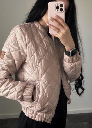 Курточка из плащёвки на силиконе стеганая в ромбик на молнии бомбер куртка белая розовая черная трендовая стильная спортивная6 фото