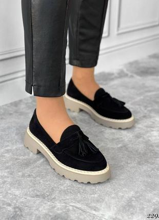 Женские черные лоферы с кистями на бежевой подошве натуральная замша
