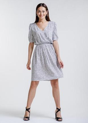 Літнє біле плаття в дрібні квіточки