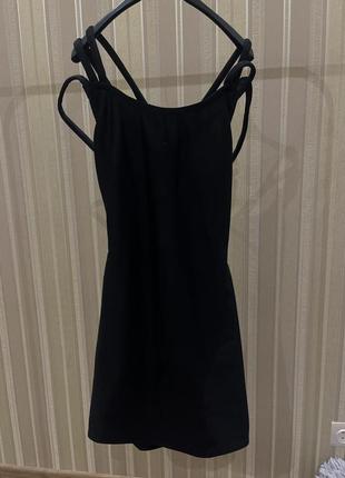 Черное мини платье с завязками на спине