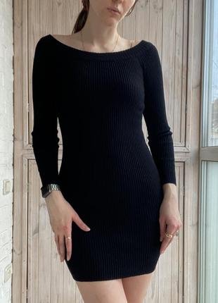 Черное теплое платье в рубчик