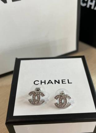 Брендовые, небольшие, аккуратные серьги