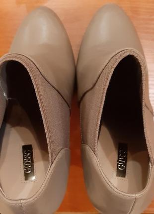 Ботільони guess черевики каблук шкіряні сірий беж мокко коричневий4 фото