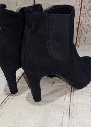 Замшевые ботильоны