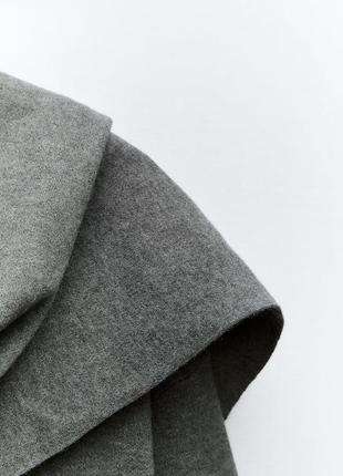 Короткое трикотажное пальто с ассиметричным шарфом4 фото