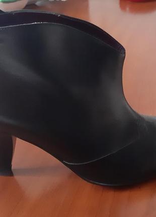 Vera gomma шкіряні чорні ботильйони  козаки ковбойки чорні туфлі