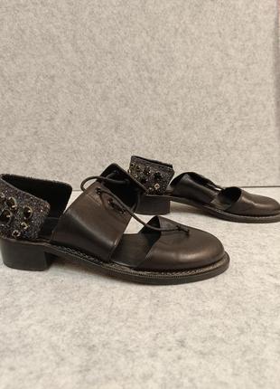 Обалденные туфли с камнями на шнурках