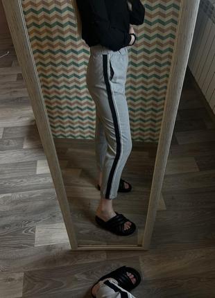Серые брюки с лампасами stradivarius1 фото