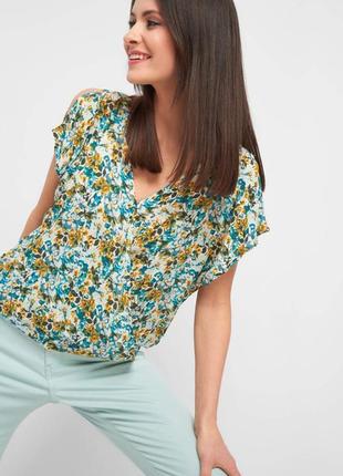Блуза в цветочный принт с открытыми плечами1 фото