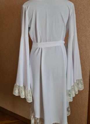 Белоснежное платье на запах2 фото