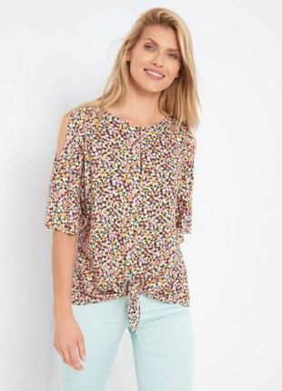 Летняя блуза с открытыми плечами в цветочный принт