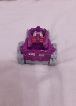 Фиолетовая игрушечная машинка машина с персонажем, фигурка машинки из киндера3 фото