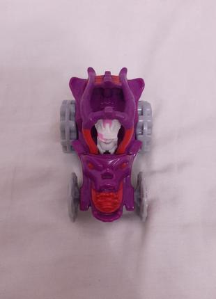 Фиолетовая игрушечная машинка машина с персонажем, фигурка машинки из киндера4 фото