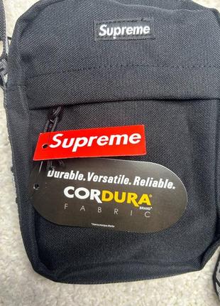 Месенджер через плече від supreme