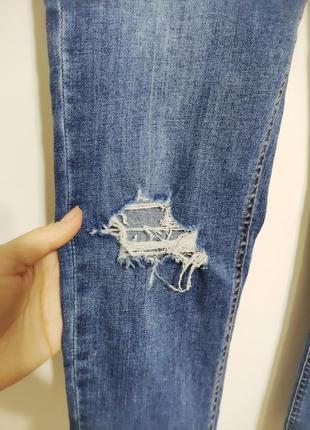 Стильные джинсы с рваными коленями6 фото