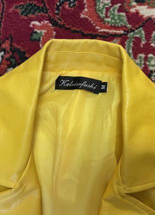 Куртка косуха жовтого кольору7 фото