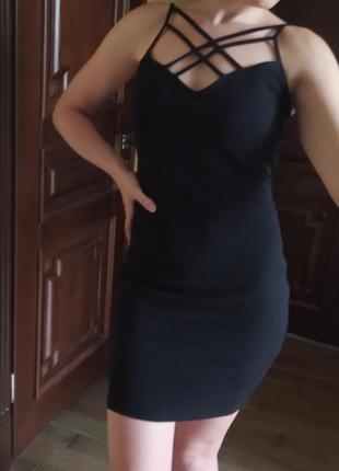 Черное платье в обтяжку с красивым декольте2 фото