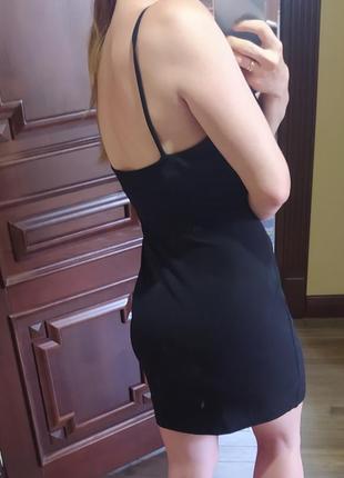 Черное платье в обтяжку с красивым декольте4 фото