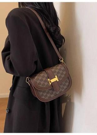 Сумка кросс-боди коричневая на магните