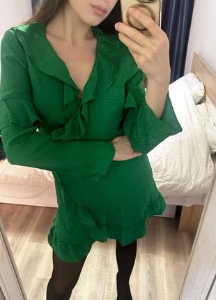 Зелёное платье из вискозы с рюшей на запах вечернее праздничное коктейльное сукня на свято s m
