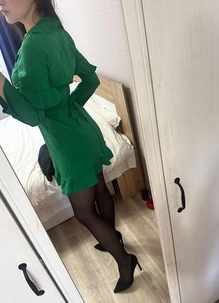 Зелёное платье из вискозы с рюшей на запах вечернее праздничное коктейльное сукня на свято s m5 фото