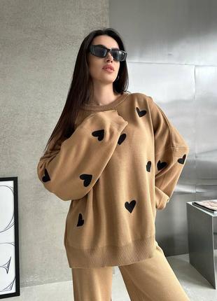 Костюм брючний жіночий вʼязаний s/m/l/xl, 20% вовна, 80% акрил кемел (коричневий) з чорними серцями