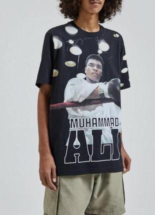 Футболка з принтом muhammad ali pull&bear