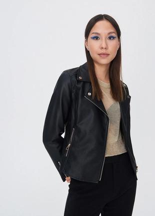 Черная куртка косуха sinsay из искусственной кожи.1 фото