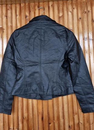 Черная куртка косуха sinsay из искусственной кожи.6 фото