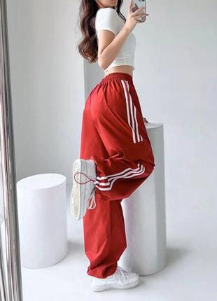 Трендовые женские спортивные штаны карго с лампасами7 фото