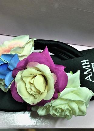 Женские пляжные шлепанцы на платформе с красивыми цветами1 фото