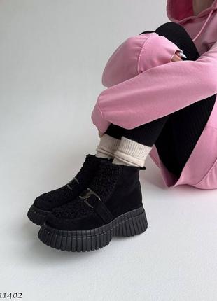 Женские замшевые черные ботинки на платформе танкетке демисезонные деми ботинки на байке9 фото