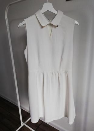 Біле літнє плаття з комірцем