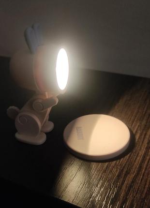 Маленький світильник, нічник у вигляді зайчика, на магнітній підставці