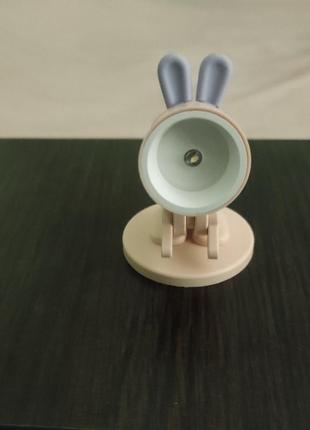 Маленький світильник, нічник у вигляді зайчика, на магнітній підставці
